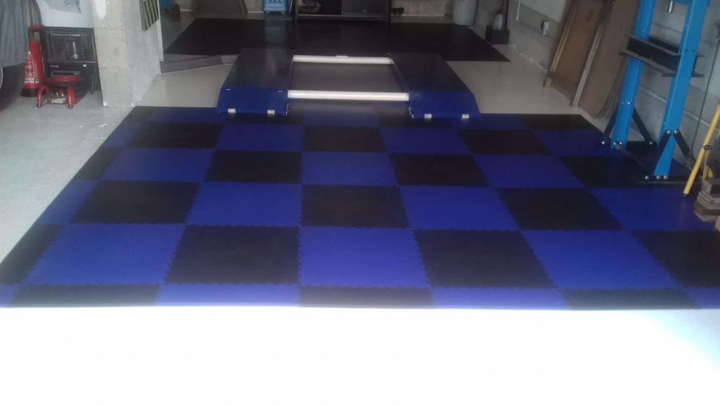 Niebiesko-czarna podłoga w garażu, Francja