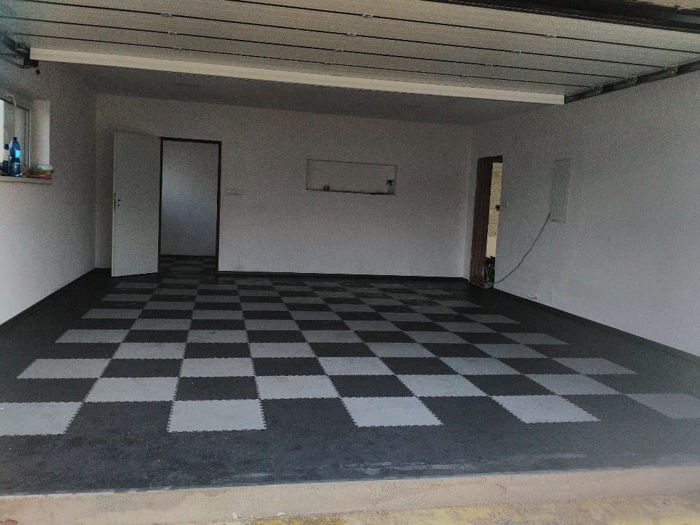 Czarno-biały garaż